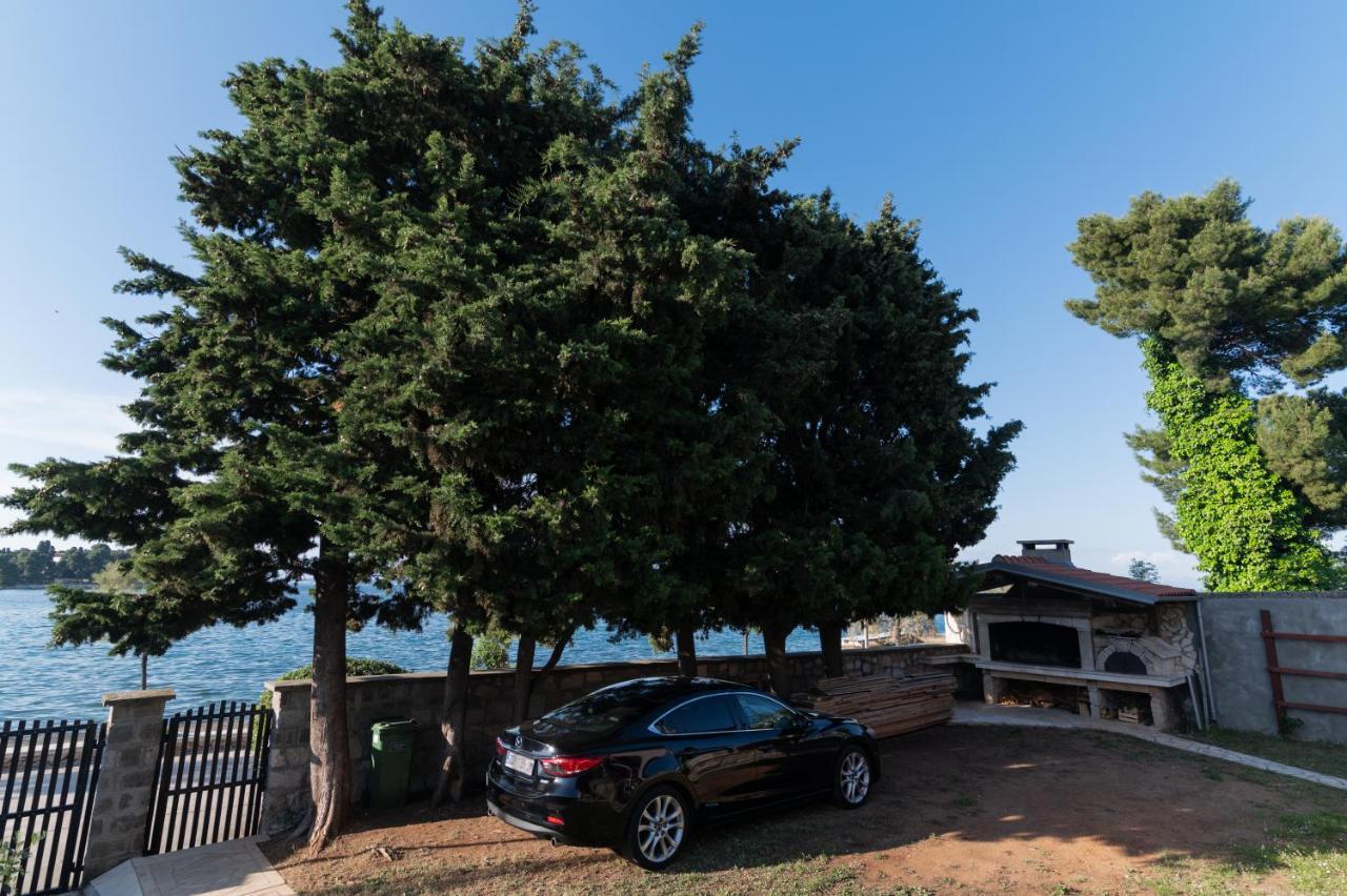 Beachfront Apartments Calm Sea เปรโก ภายนอก รูปภาพ